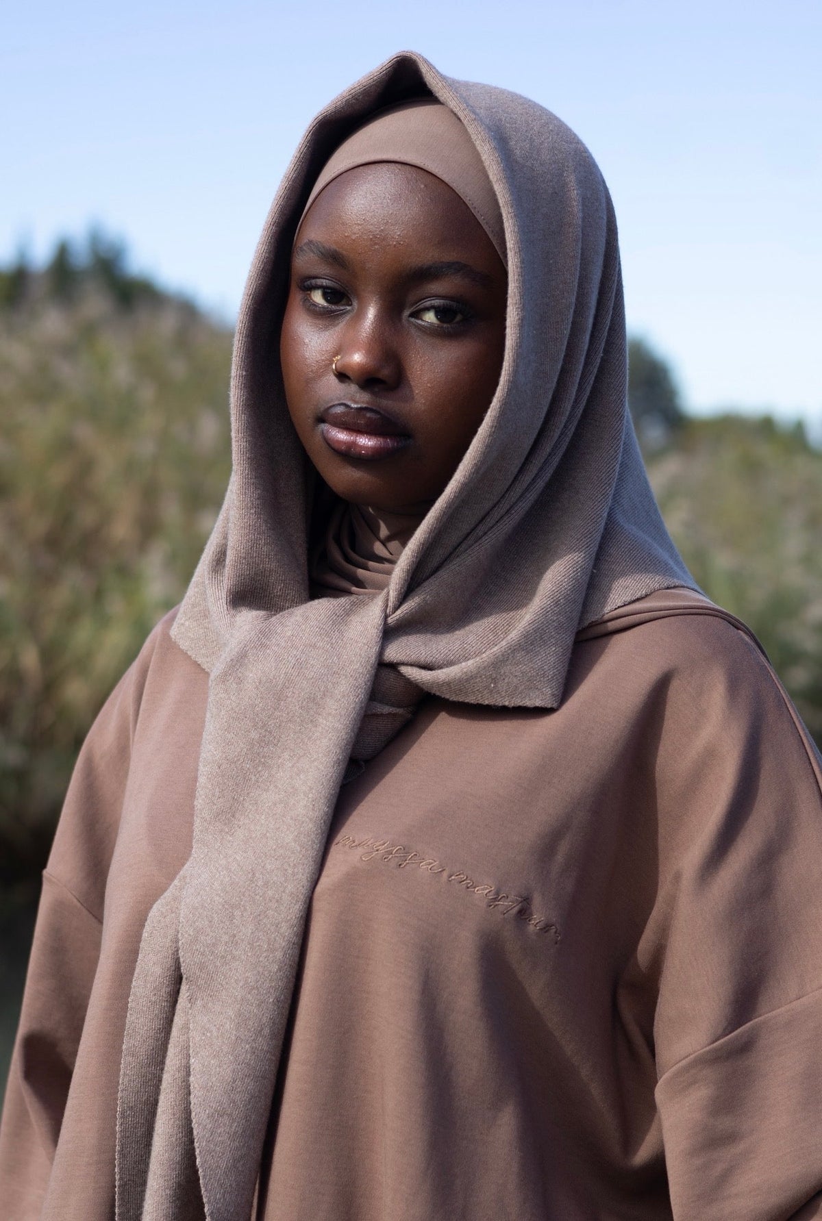 ÉCHARPE MAILLE TRIANGLE TAUPE Mayssa Mastour