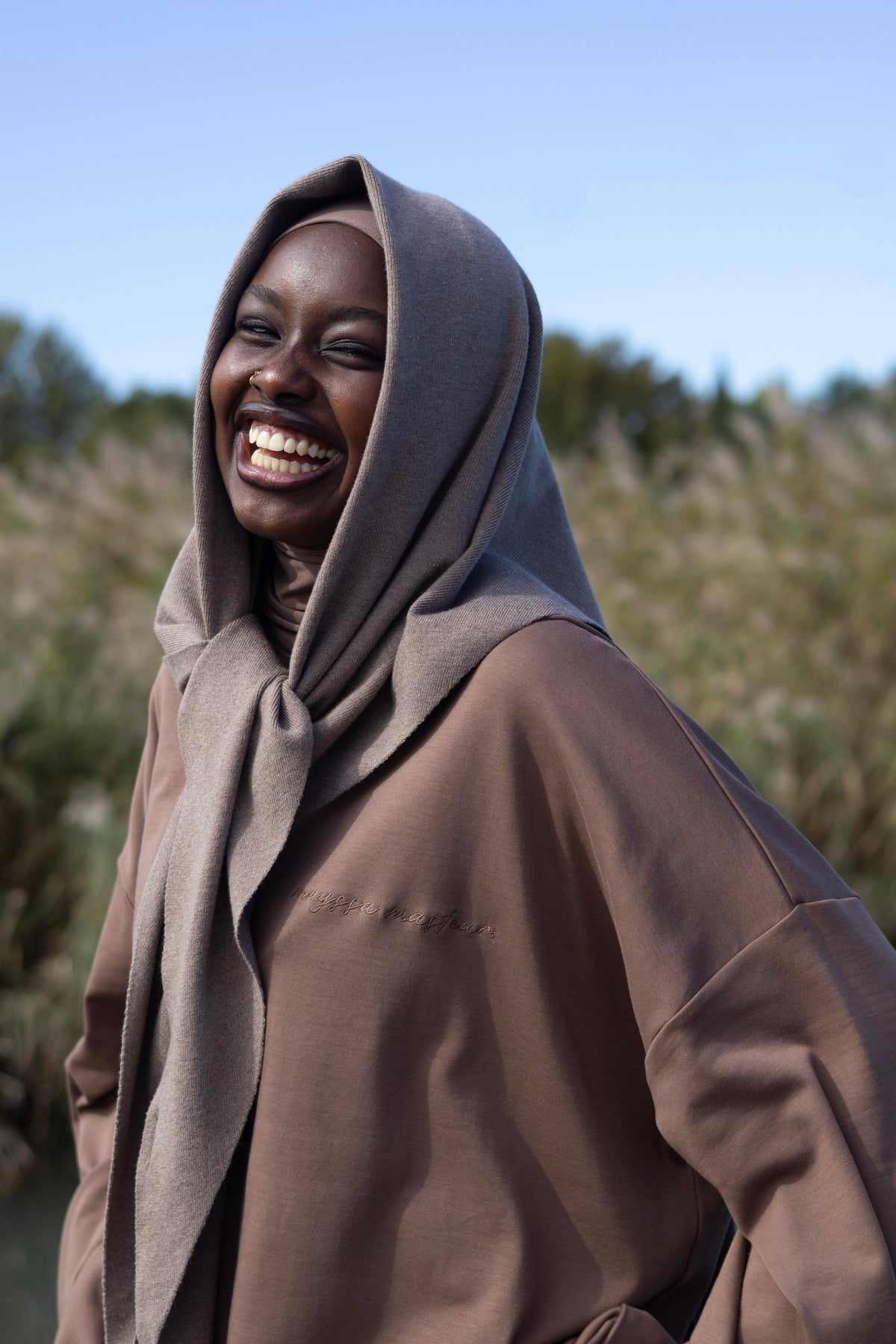 ÉCHARPE MAILLE TRIANGLE TAUPE Mayssa Mastour