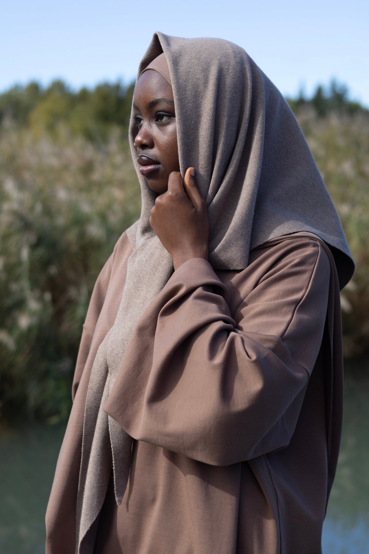 ÉCHARPE MAILLE TRIANGLE TAUPE Mayssa Mastour